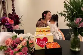 崔智友49岁生日狂晒5岁女儿，小9岁牛郎丈夫疑掌镜拍下温馨一幕图片