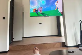 越来越多人电视不挂墙了！看看年轻人的新做法，真是又爽又实用图片