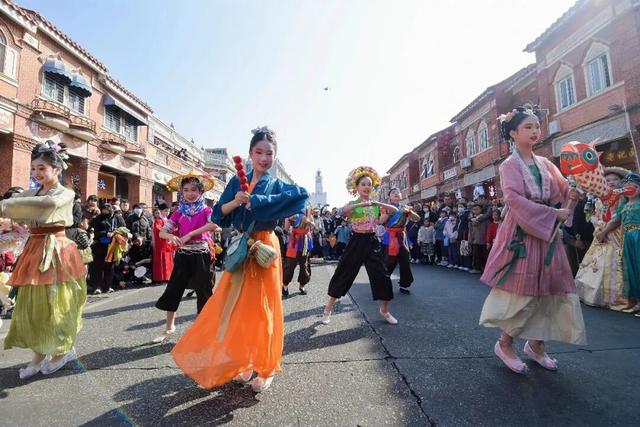 泉州古城马年生肖IP“地·玩玩”亮相西街！快来打卡“旺来”！