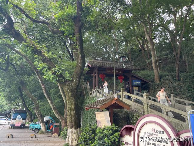 杭州千年古塔彻底火了，每层都长满了美女，秋日中，快拍人生照片
