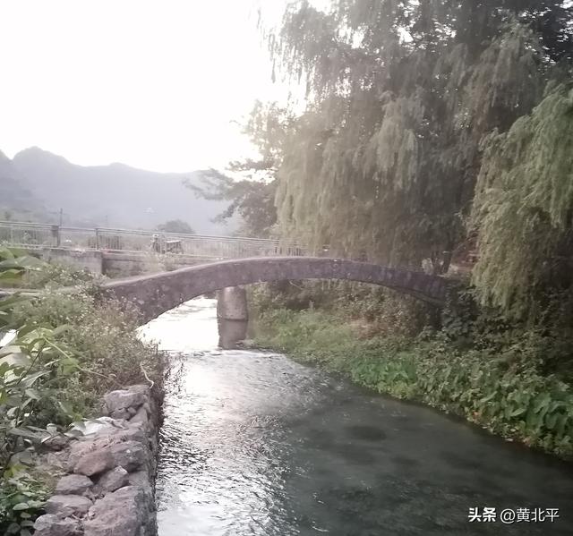 广西南宁市隆安县横跨百朝河上的石拱桥，材料是龙骨而得名龙骨桥