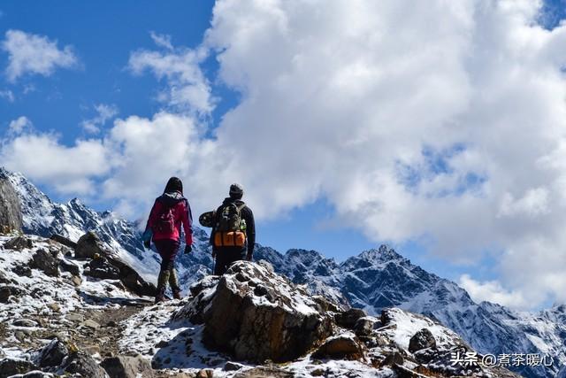 带10岁女儿登山，她冲向山顶时我浑身冰凉：“爸爸，别再推我了”