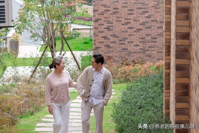 我发现了一个现象：越是没有文化的人，退休后越喜欢聚在一起热闹