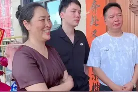 她腰缠万贯却卑微寻子29年，儿子回归，网友打趣：妈妈牙齿要防晒图片