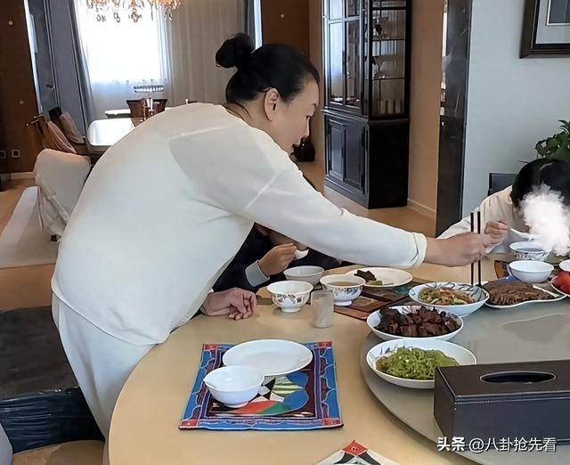 张兰不听劝，又晒孙子孙女	，小玥儿太像大S，外套7000元 个子很高