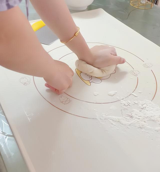 厨房里这种“揉面垫”有玻璃纤维，坑了不少老百姓，你家有吗？