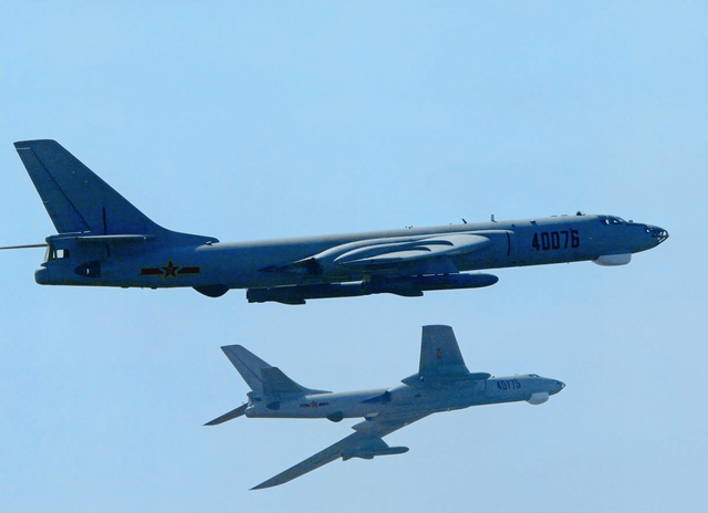 高市还没登上访美飞机，美日突然联手派兵，决不许中国改变现状？