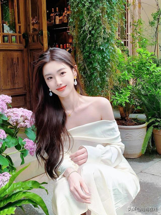 云南一校花，五官立体，皮肤白到发光，身材也很顶级，太美啦！