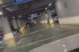 小区地下车库减速带“扎堆” 居民：出小区好似“翻山越岭”图片