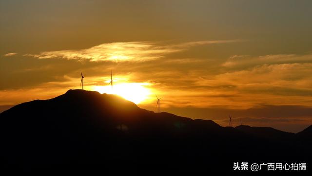 落日晚霞洒落大地，与连绵山川交相辉映，为秋日景致增添别样韵味