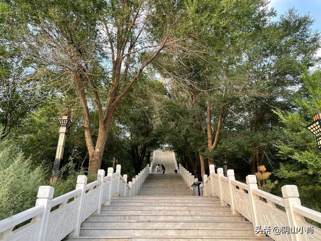 达茂旗达尔罕、百灵庙、乌克忽洞，固阳银号、忽鸡沟田野考察笔记