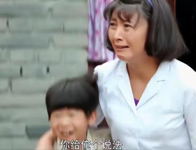 53岁闫学晶如今备受争议，现在看来赵本山与她分道扬镳也正常