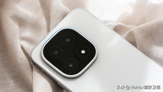 iQOO 15：以全能最强“光”，致玩家