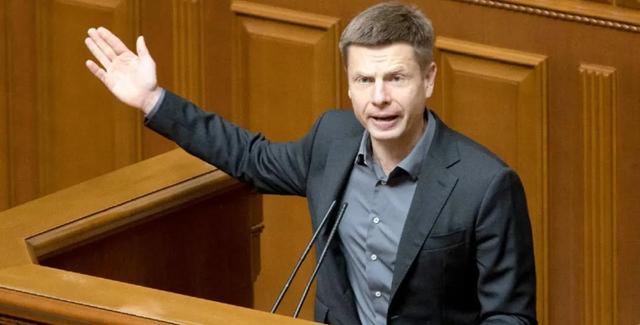 俄乌和平拆三分：泽连斯基为啥服软？美俄欧各打啥算盘？