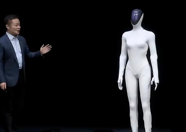 马斯克罕见认怂？点赞小鹏IRON	，中美机器人争霸赛已见分晓