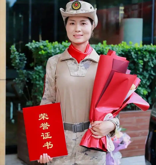 女民兵李思颖阅兵回家后仅半天，又官宣新身份，太牛了，全网恭喜