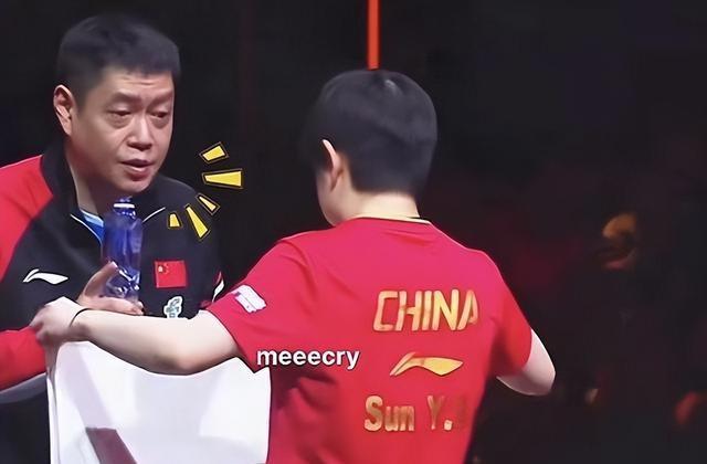 北京大满贯 没想到孙颖莎的场边教练换成了他 莎莎坦言 有他在 很安心