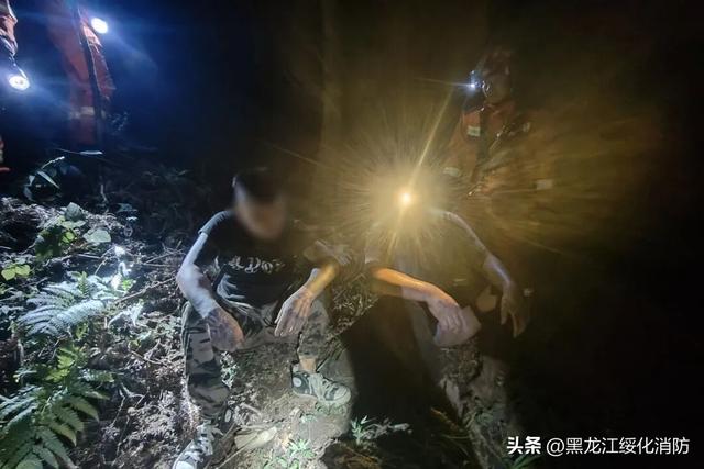 结伴登山被“刺客”追着咬！一成年男子倒地昏迷