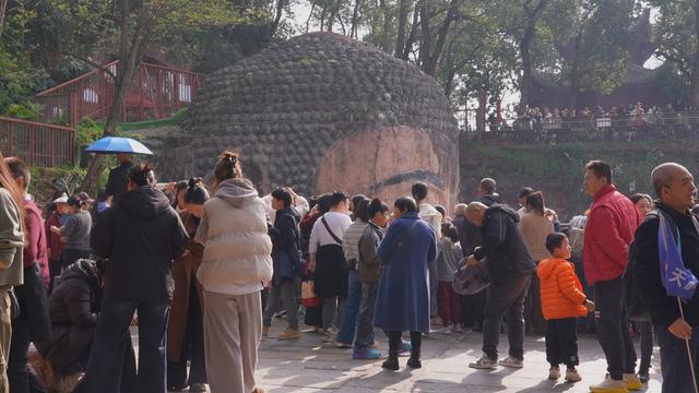 乐山大佛景区秋假期间迎旅游热潮，游客量同比激增
