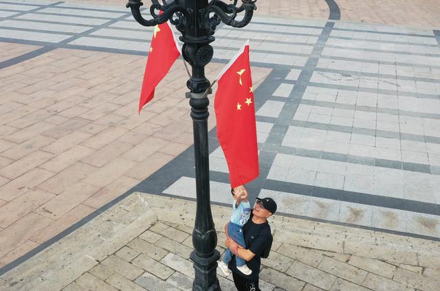 鞍山街头 国旗映红了喜悦的脸庞