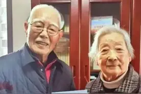 都老咯！曾经的“少剑波”和“小白鸽”老友相聚的一张珍贵合影。图片