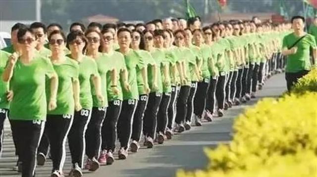 暴走团逼停119后续：全员连夜解散！背后目的被扒，白衣哥立大功
