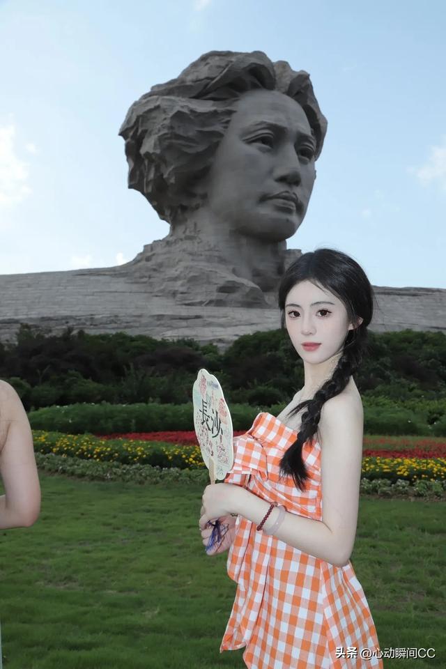 中传校花李乐涵，明眸摄人又有黑天鹅气质，妩媚到让人沦陷！