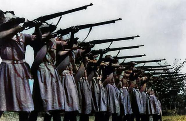 国民党女兵罕见老照片，一点不像电视中的女特务，图4挺漂亮