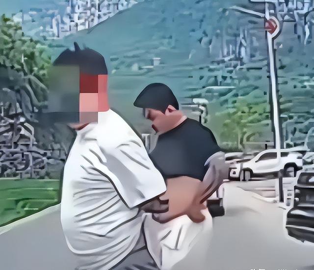 无牌奥迪加塞恐吓女子后续！纹身男身份被扒，难怪嚣张，恐被拘留