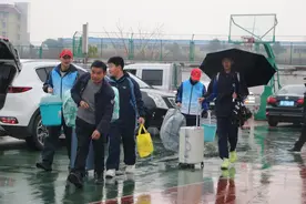志愿者暖心护航，岳雅师生共迎开学季图片
