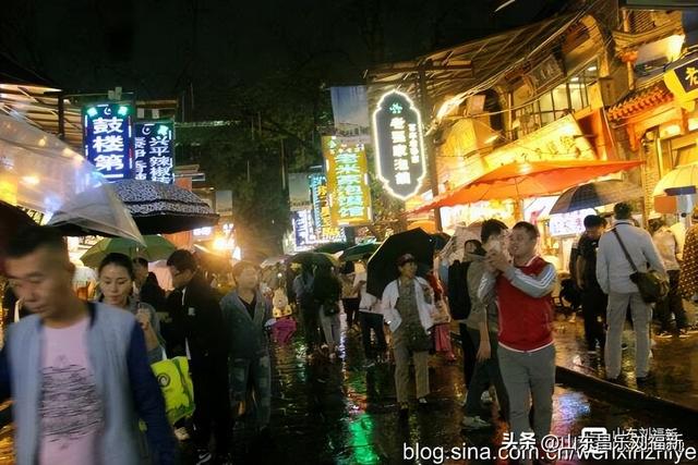 秋雨中的“西安回民街”街市（“陕西之旅”之六）