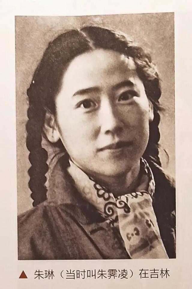 李鹏总理有多帅？1965年和两个儿子的合影，他长相出众，气质不凡