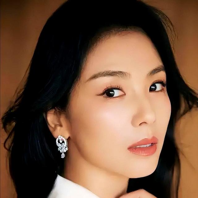长相平平却资源不断，丑而不自知的4位戏混子女演员，谁给的自信