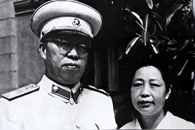 1950年，湖南一姑娘进京寻父，门卫反复询问：你爸爸真是罗政委？图片