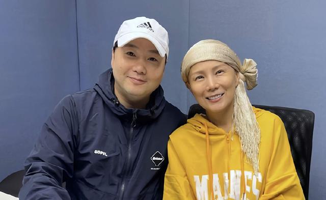 香港知名女星乳腺癌复发，头发掉光裹头巾出镜，做按摩发现病情
