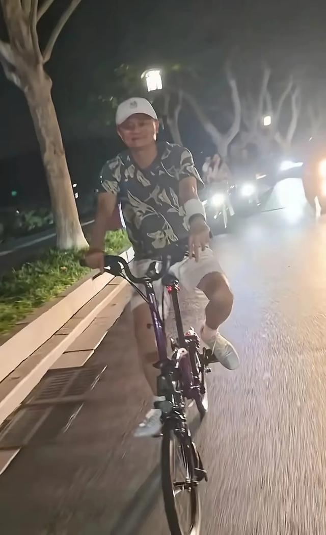 马云骑车夜游西湖遇粉丝，美女激动搭讪，马云说很凉快 单车很昂贵