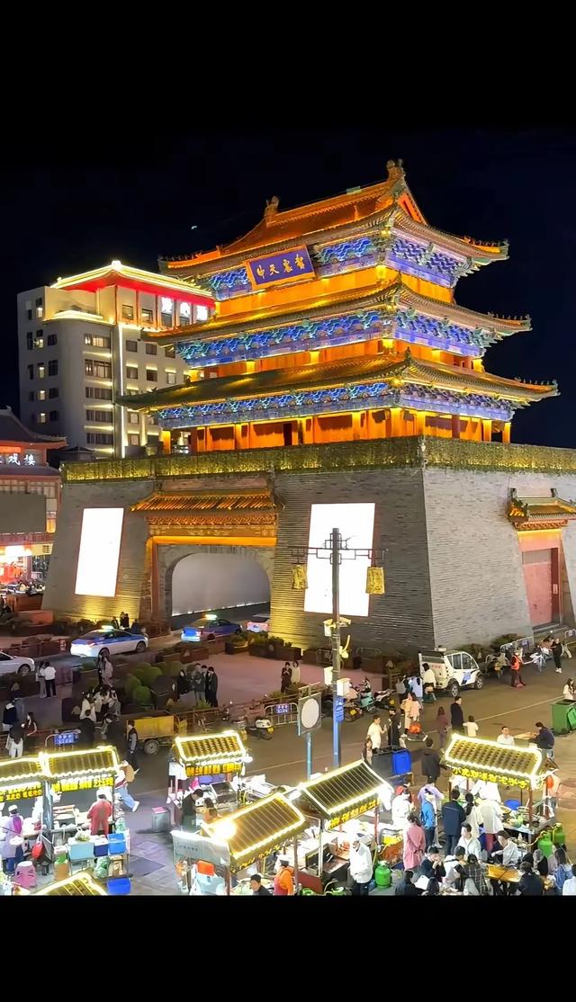 河南开封、郑州六天文化之旅第一天，鼓楼夜市太小了。