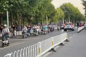 临沂大学为啥这么大？校园内学生们骑电瓶车都拥堵，比清华北大大图片