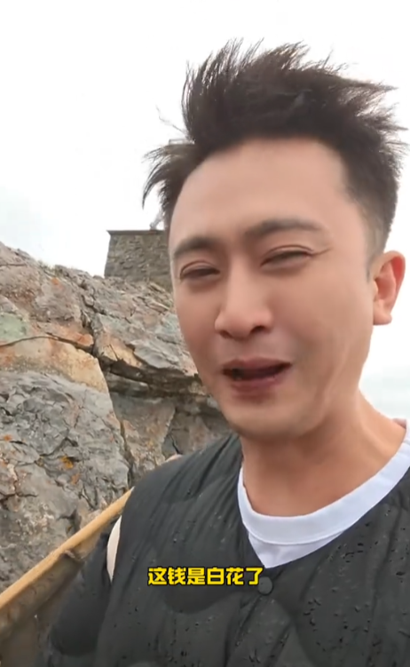 摊事了！央视主持人海外游，带妻女高调炫耀海外生活，被网友骂惨