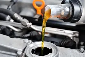 何时更换发动机机油？最合理的方式就是根据发动机运转时间估算图片