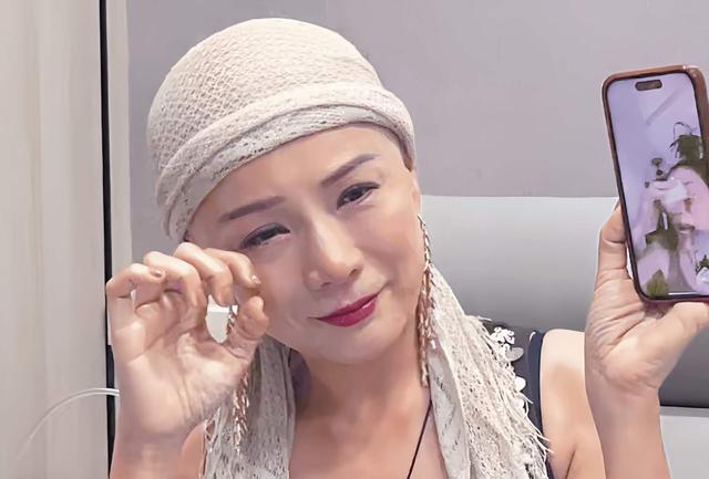香港知名女星乳腺癌复发，头发掉光裹头巾出镜，做按摩发现病情