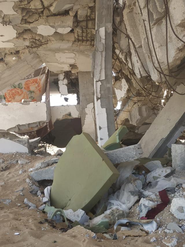 一个加沙家庭的循环日常：在枪声与废墟中，寻找食物与水