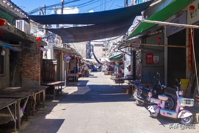 霞浦松山有条一公里长的旧街老巷，两边民宿林立，足足有168家
