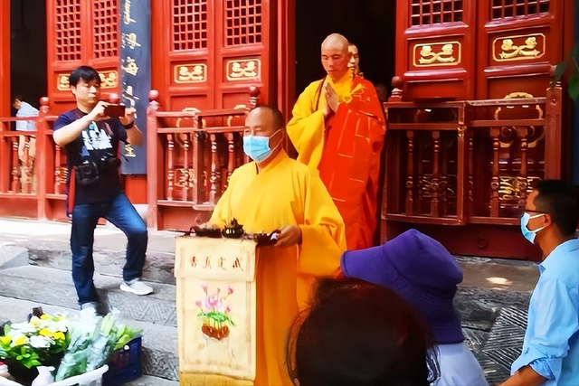 少林寺换方丈已1个月，9990元高价香刚被摒弃，就有恶心一幕出现