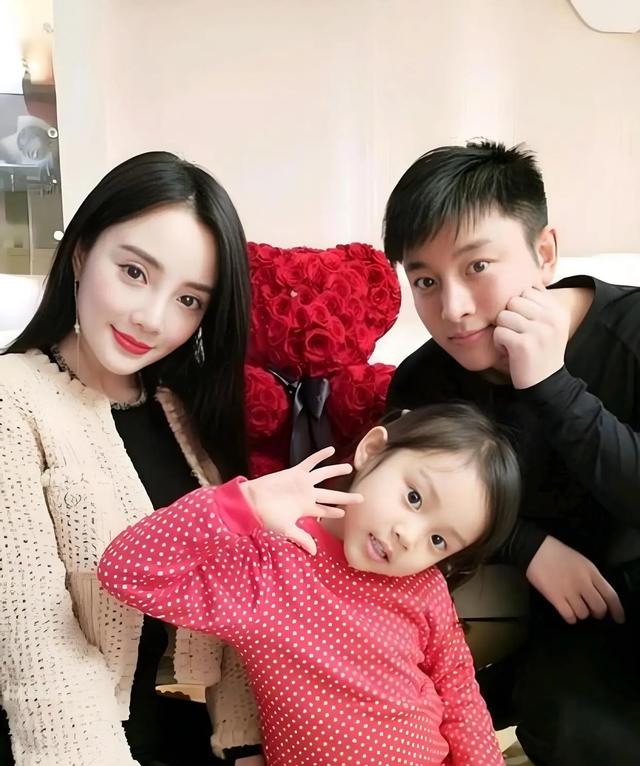 李小璐也没想到，自己辛苦养大的女儿甜馨，竟给贾乃亮做了"嫁衣"