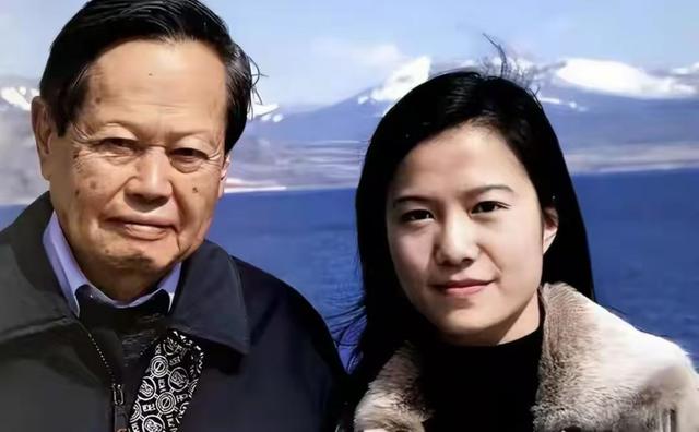 杨振宁妻子翁帆曾自白：为了丈夫的身体，我16年来都是早睡早起