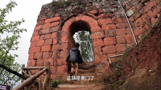 重庆江津丹霞绝壁上的军事要塞，冷兵器时代堪称不可攻克之地