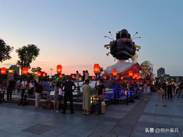 华清宫外的夜色，是文旅的尴尬，居民的闲娱，游客的懵逼