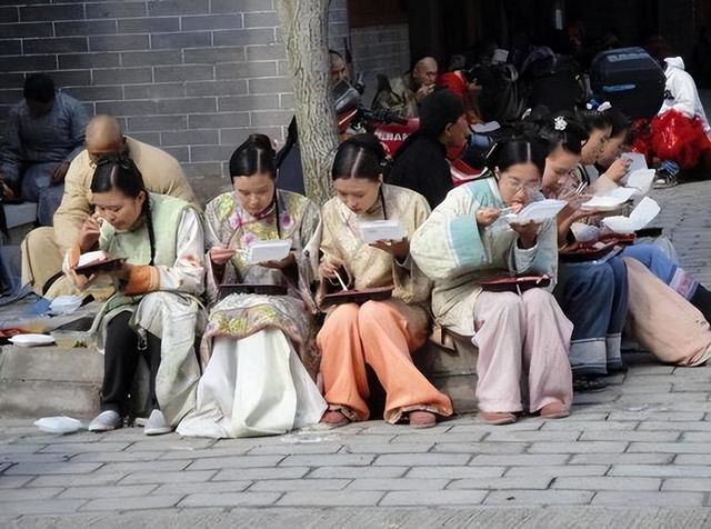 横店20万群演现状：美女泛滥成灾，光棍懒汉遍地，他们的未来在哪