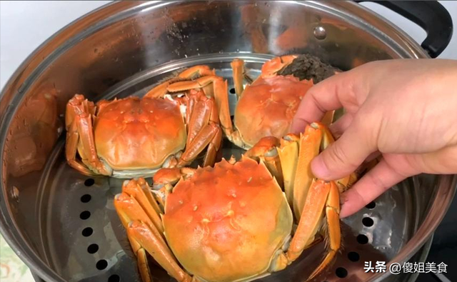 蒸螃蟹要多长时间才熟？牢记3个时间点，不掉腿不流黄，蟹肉鲜嫩